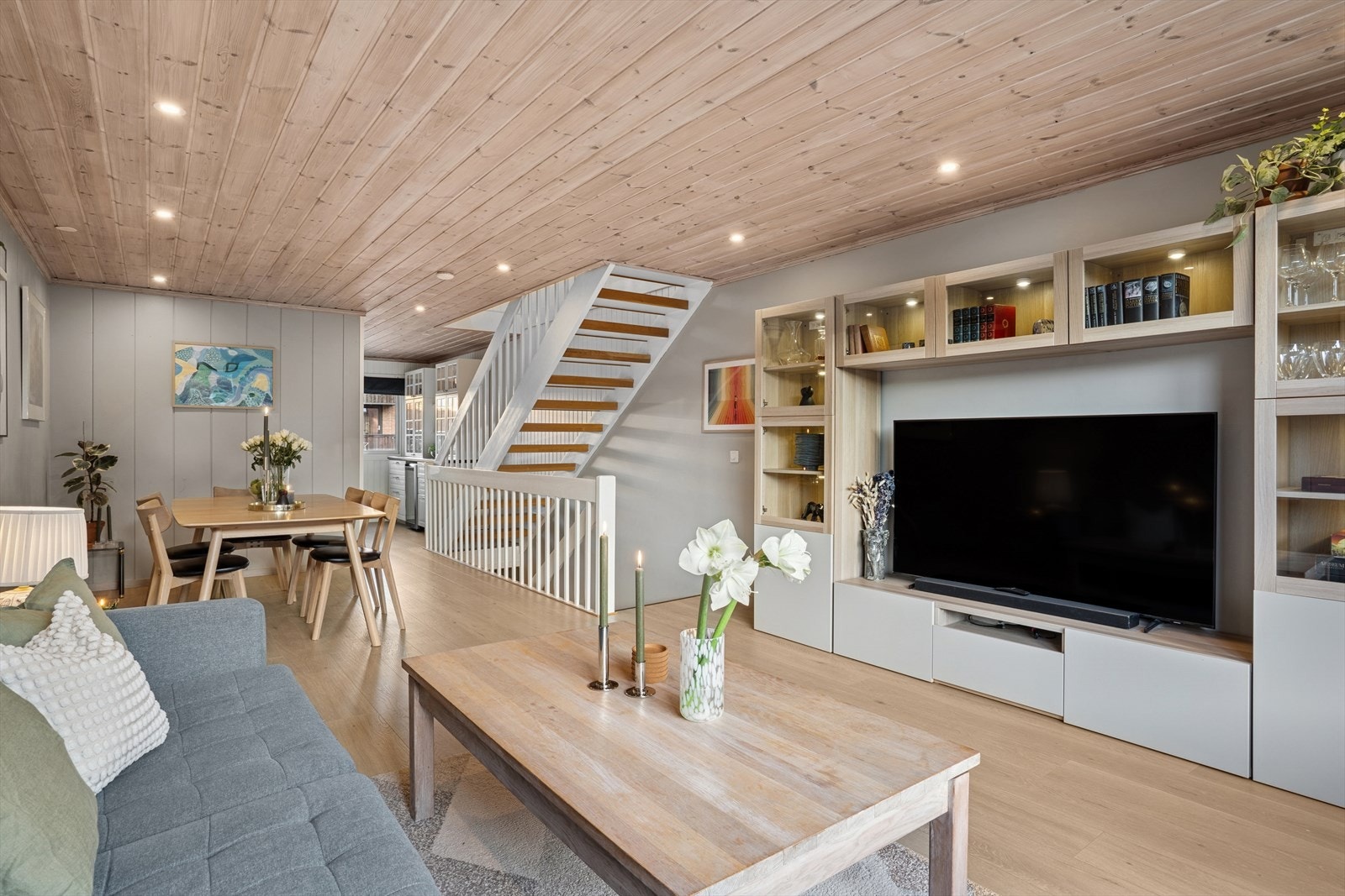 Stue og spisestue med god plansløsning. Galleribilde