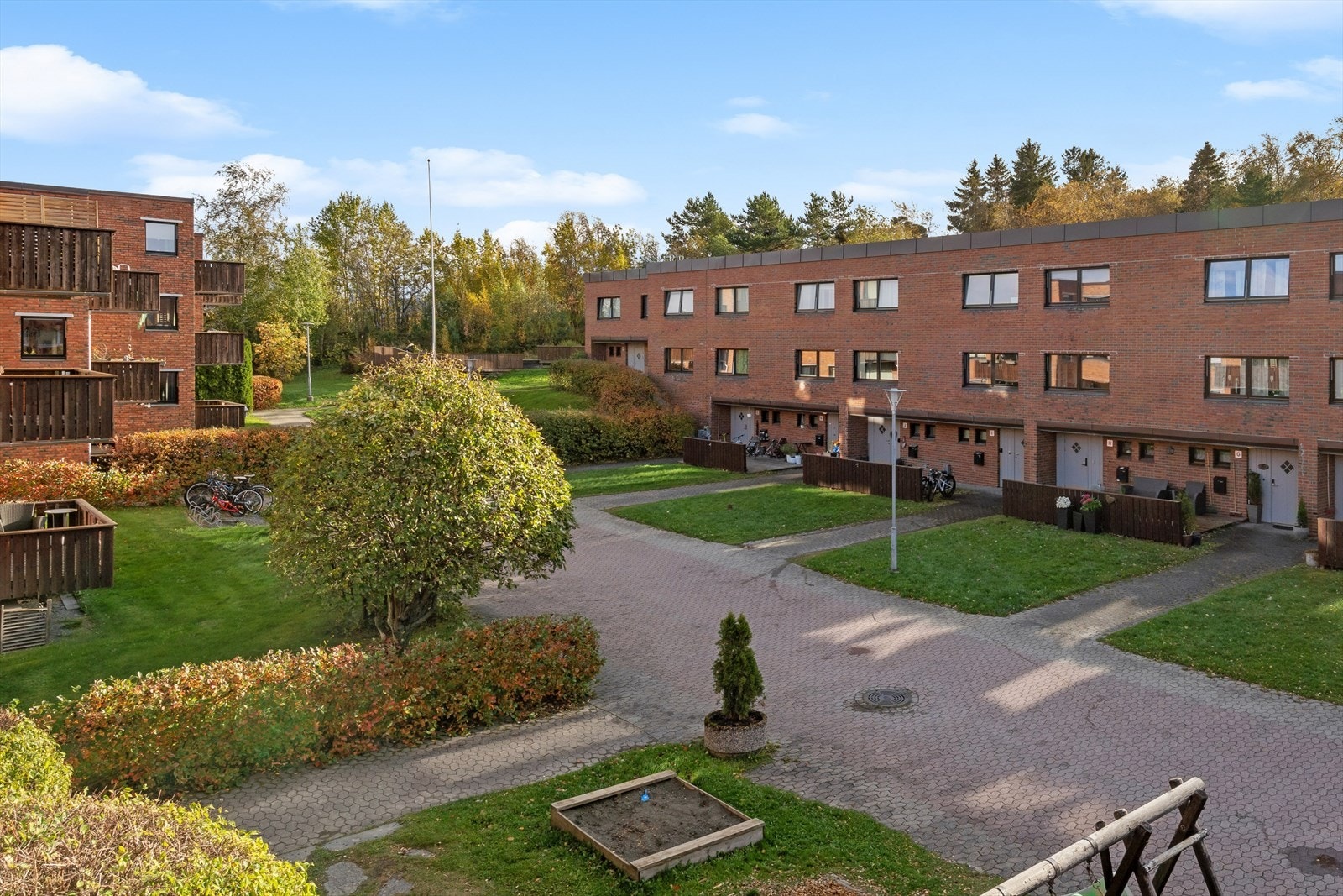 Et velfungerende borettslag med et friskt uteområde. Galleribilde