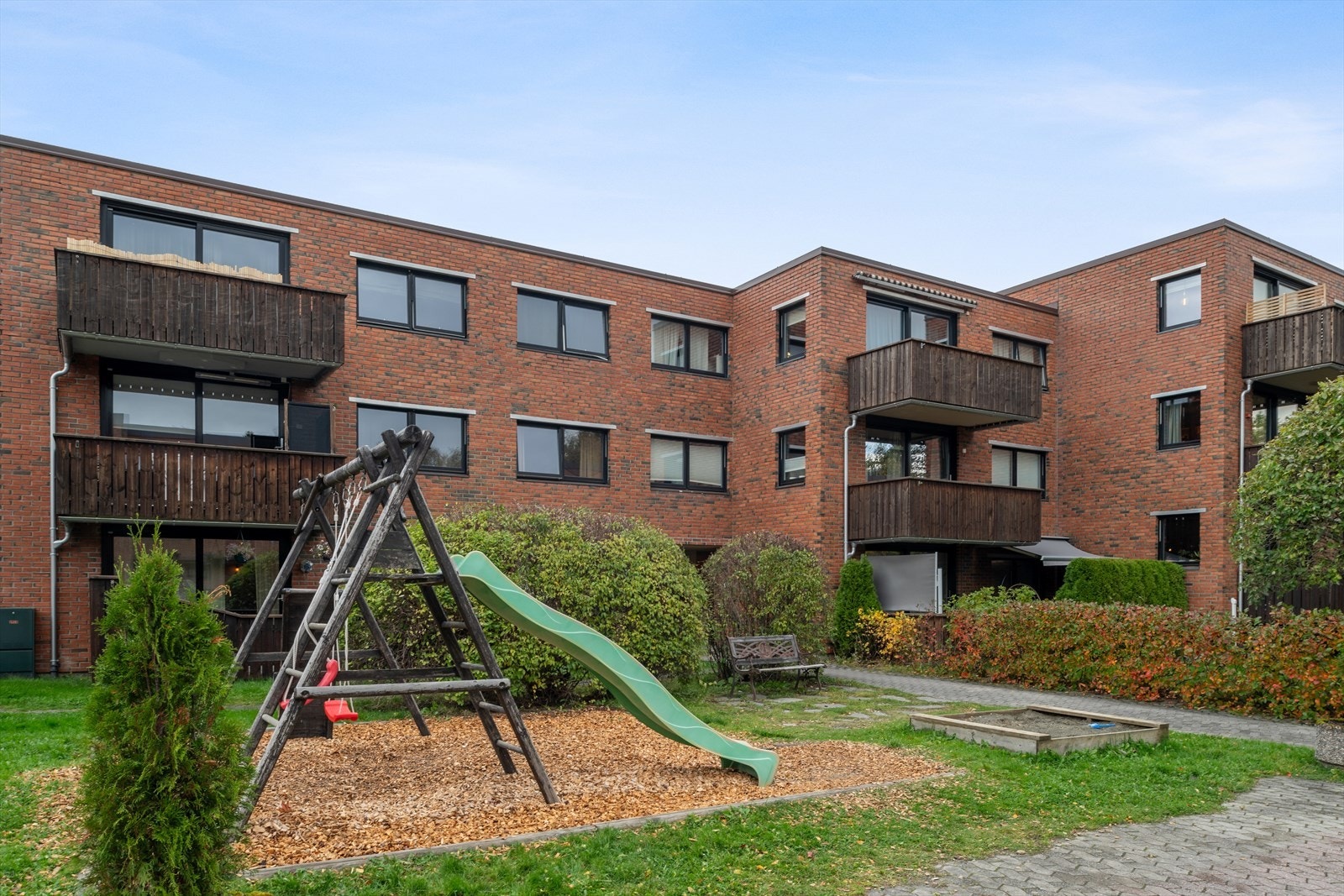 Mange muligheter for lek til barn og unge i område. Galleribilde