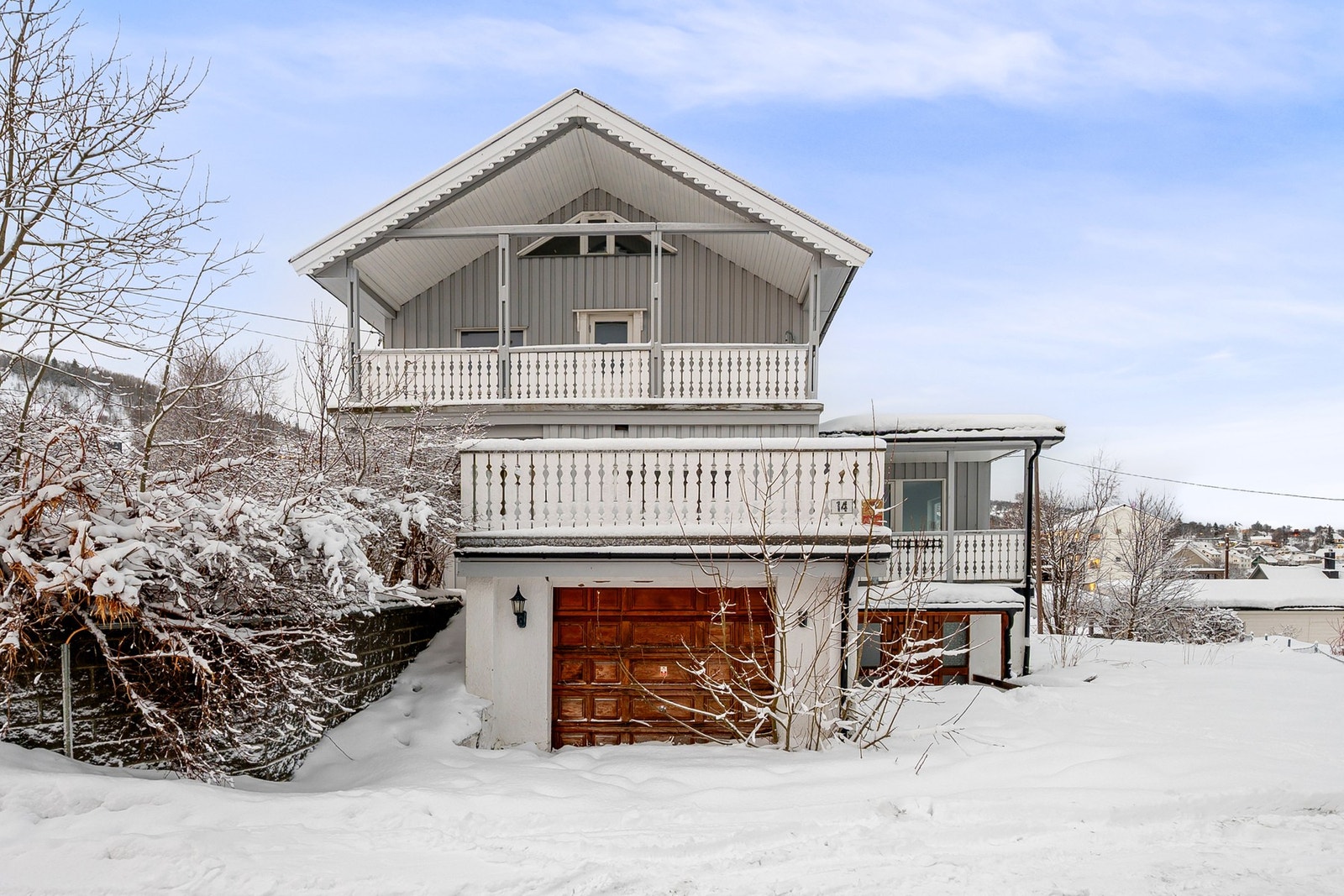 Integrert garasje med sørvendt og solrik terrasse over Galleribilde