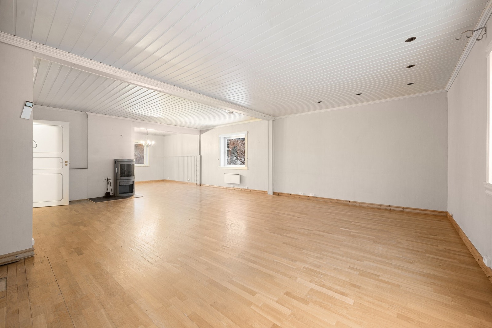 Velkommen - hovedetasjen befinner seg i 1. etasje og inneholder en romslig stue, kjøkken og vaskerom/grovkjøkken Galleribilde