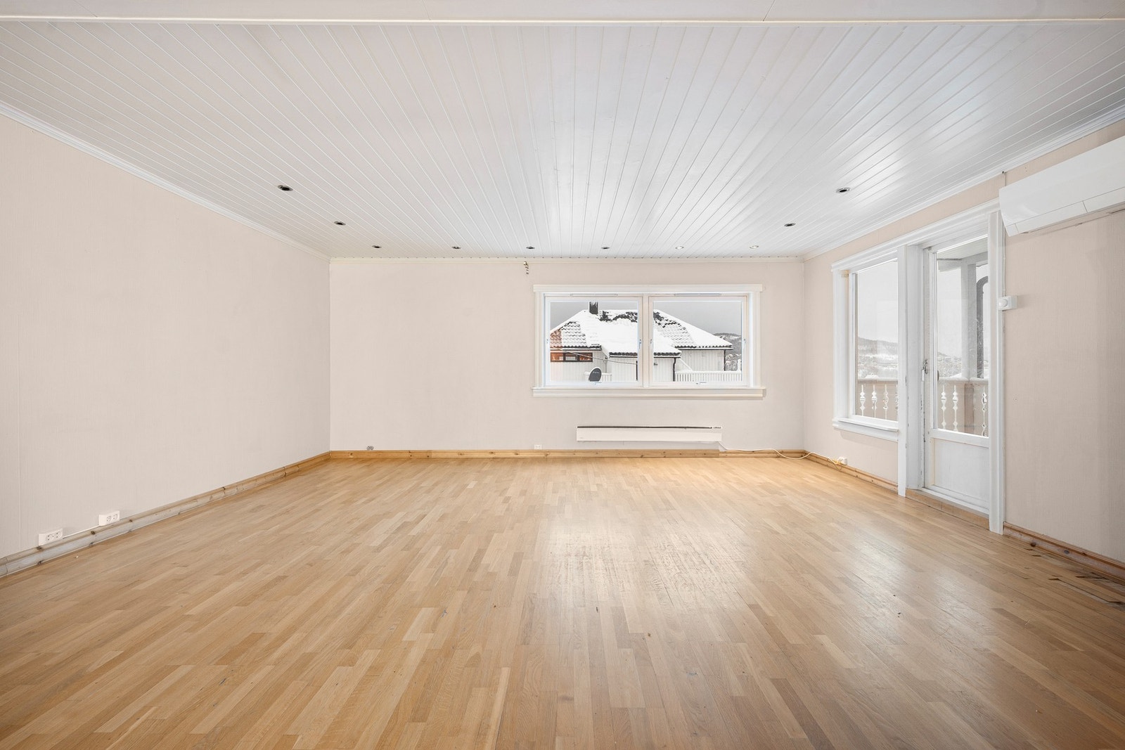 Det er godt lysinnslipp fra vinduer og balkongdør Galleribilde