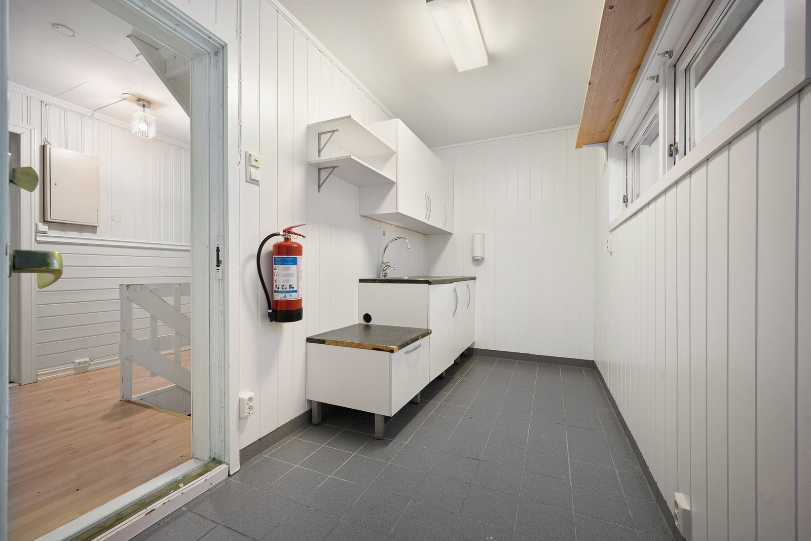 Vaskerom/grovkjøkken for ekstra oppbevaring Galleribilde