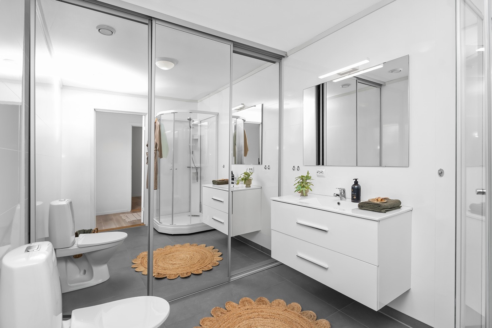 Skyvedørsgarderobe i speil med plass til vaskemaskin og tørketrommel bak. Galleribilde