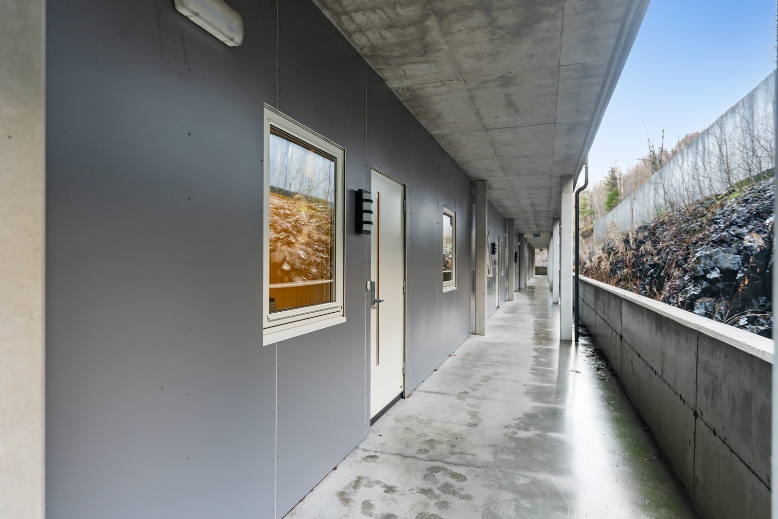 Praktisk overbygd inngangsparti på baksiden. Galleribilde