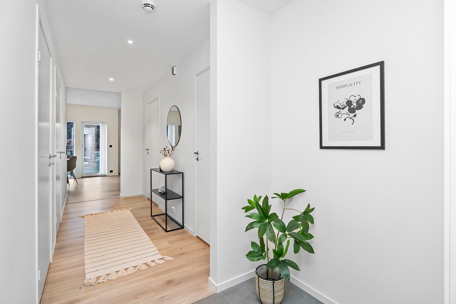 Velkommen inn - Romslig gang med varmekabler i gulv. Galleribilde