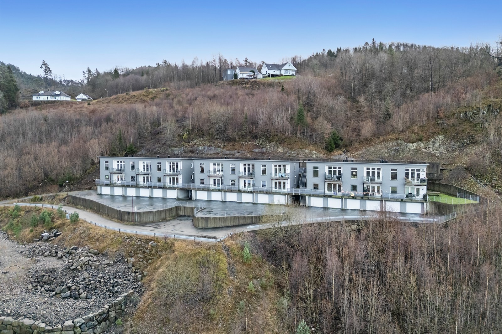 Tilsammen 18 leiligheter i byggene - Godt med utvendig parkering i tillegg til garasje Galleribilde