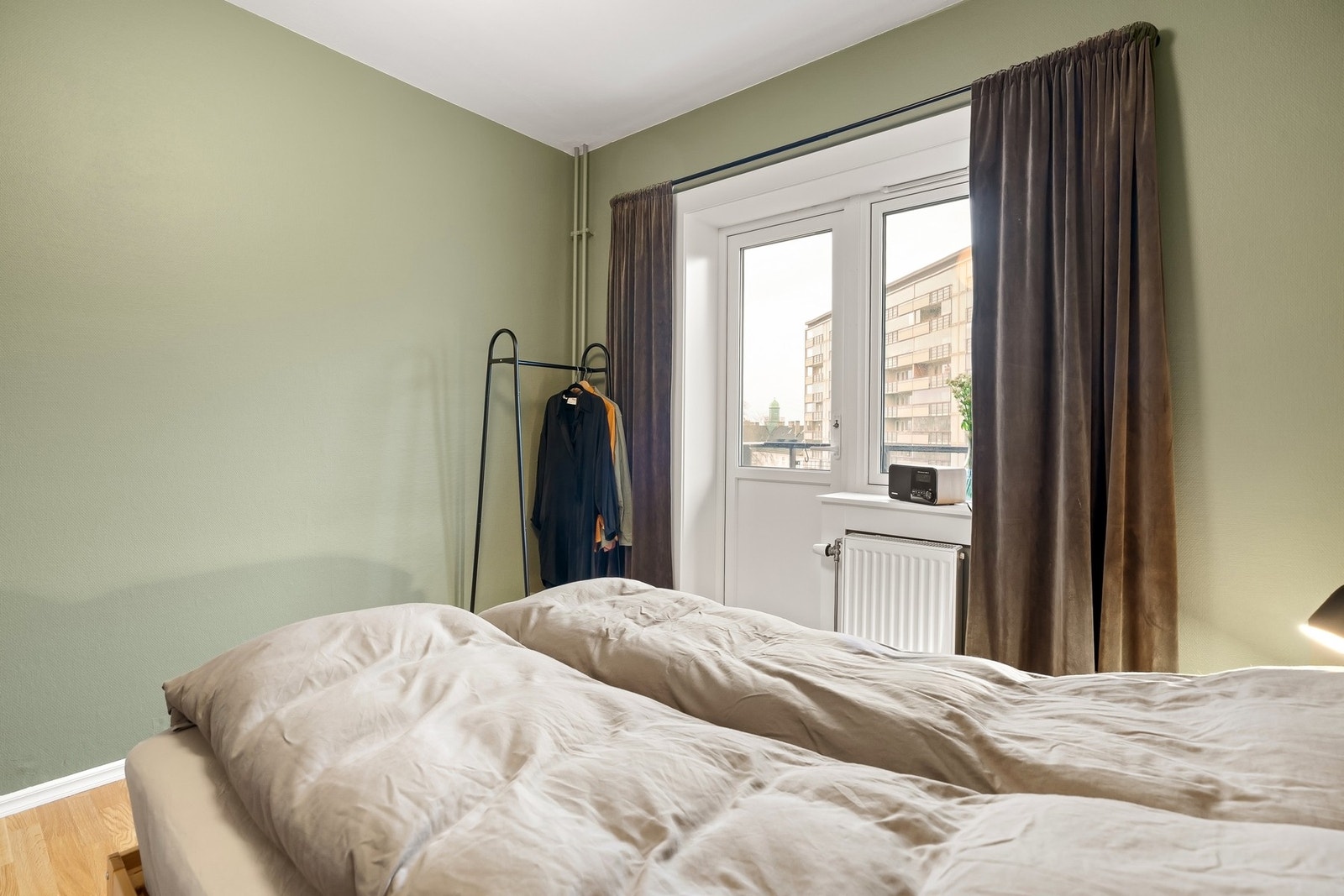 Soverommet vender mot stille og rolig gårdsrom. Galleribilde