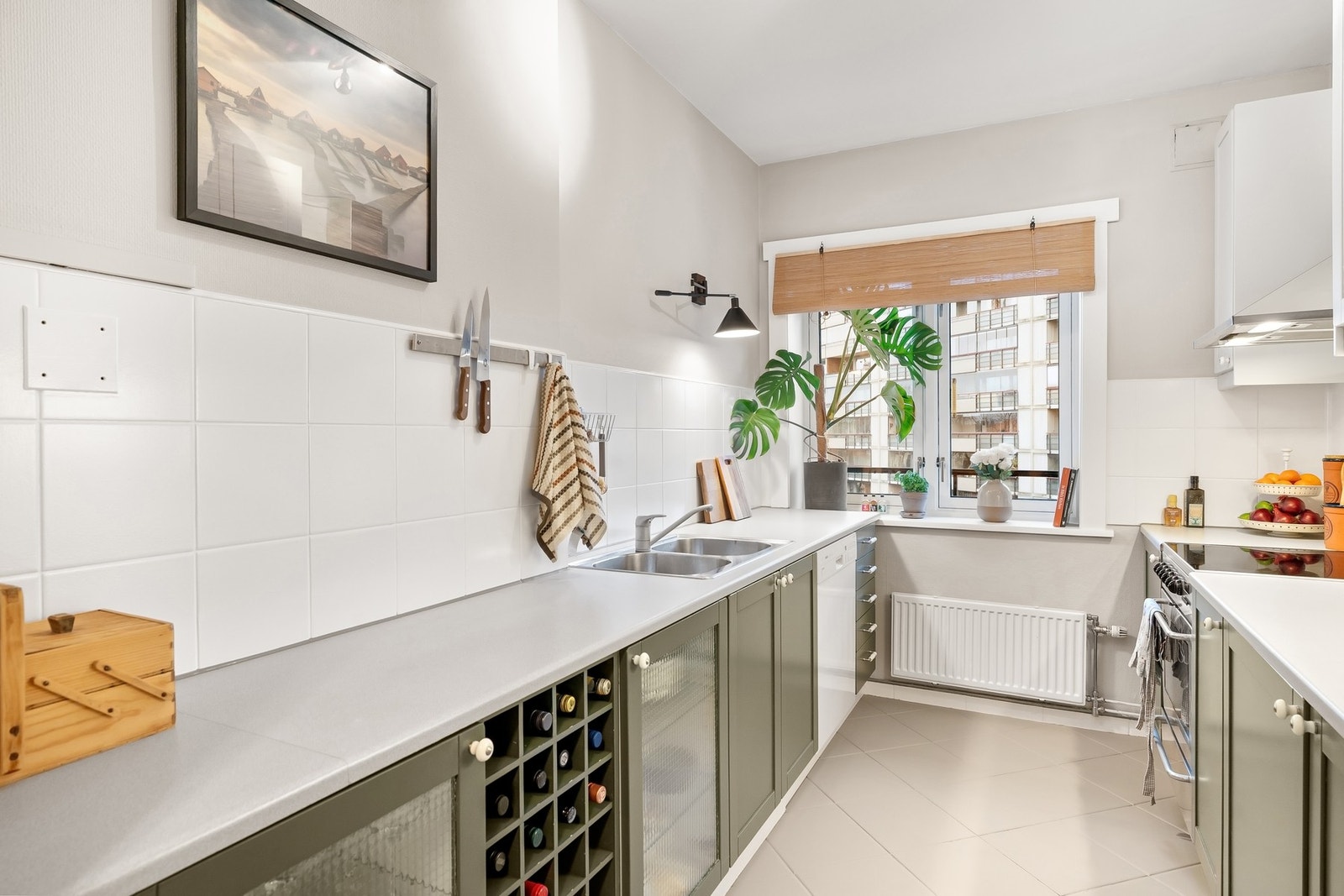 Separat kjøkken med slette fronter og laminat benkeplate. Galleribilde