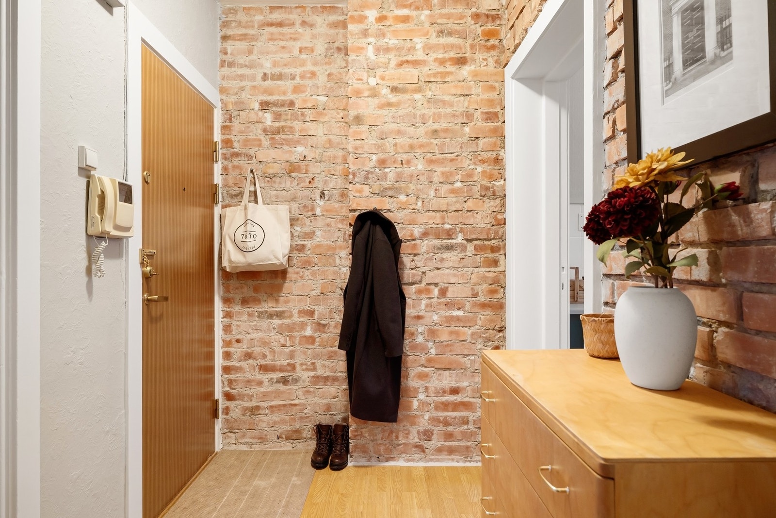 Innbydende entré med god plass til yttertøy og sko. Galleribilde