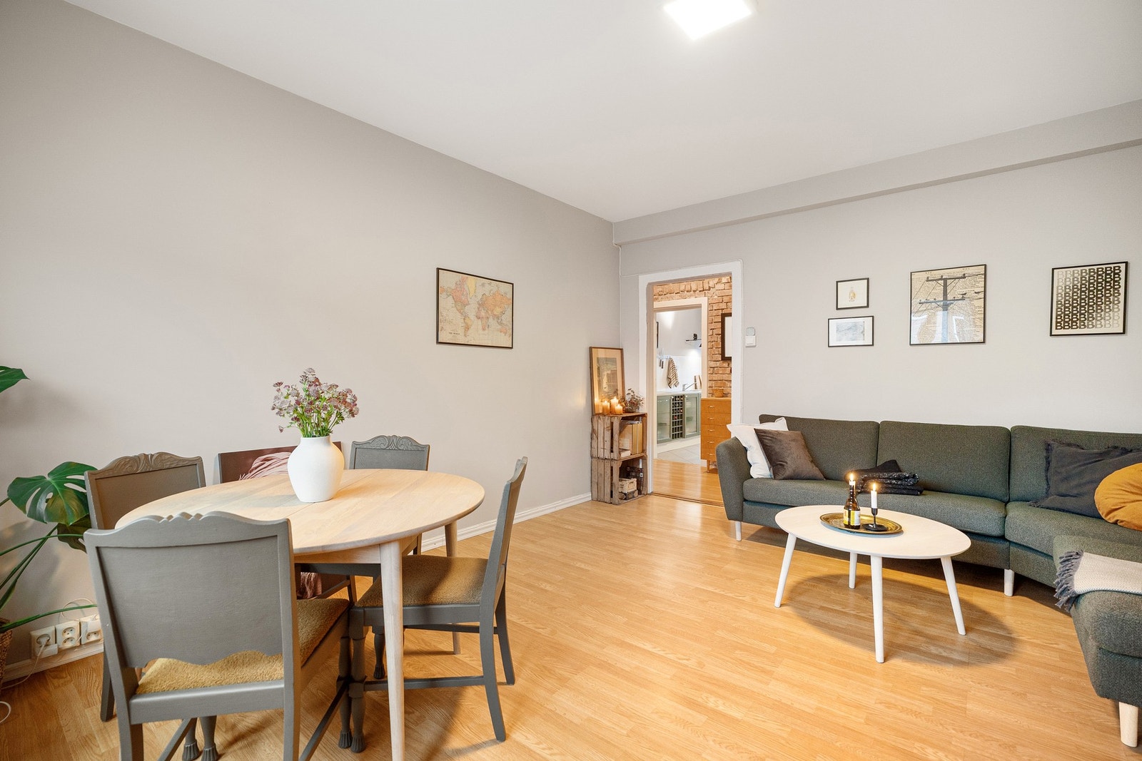 Romslig stue med gode møbleringsmuligheter i flere soner. Galleribilde