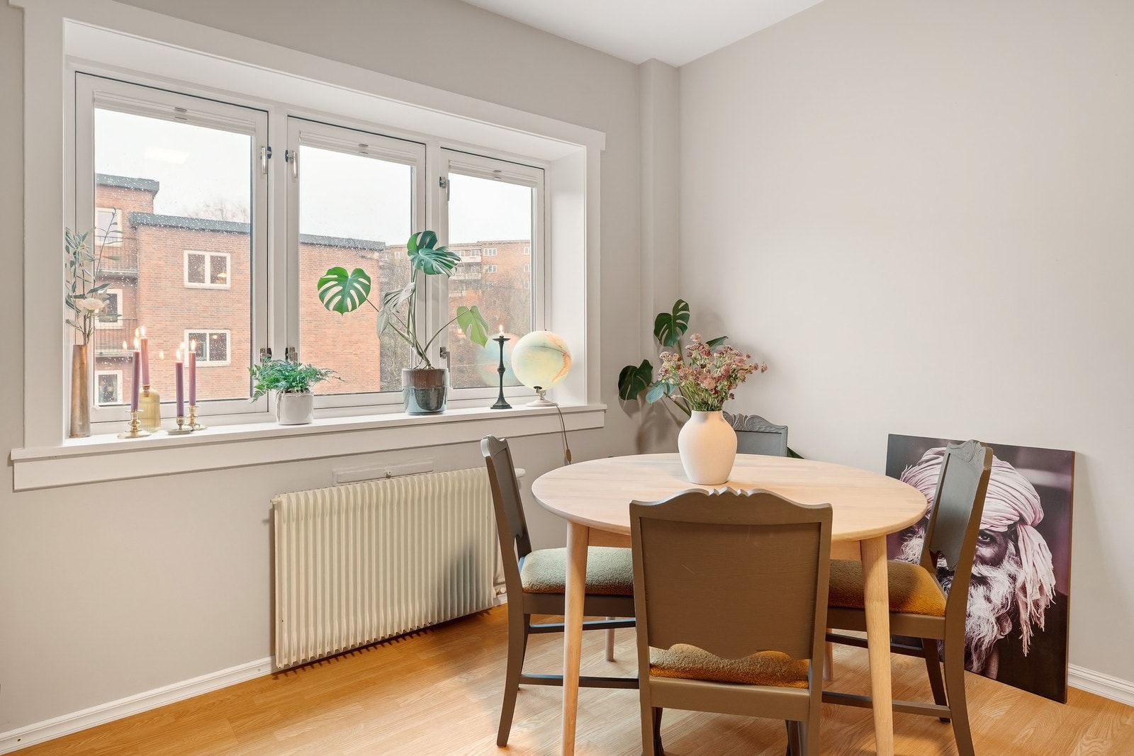 Store vindusflater sørger for godt med lysinnslipp og en luftig romfølelse. Galleribilde