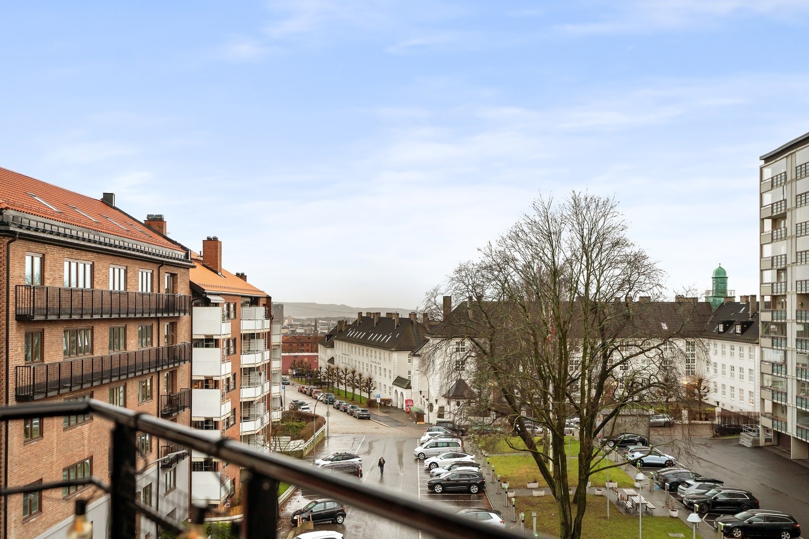 Balkongen vender mot sydvest og byr på svært gode solforhold. Galleribilde