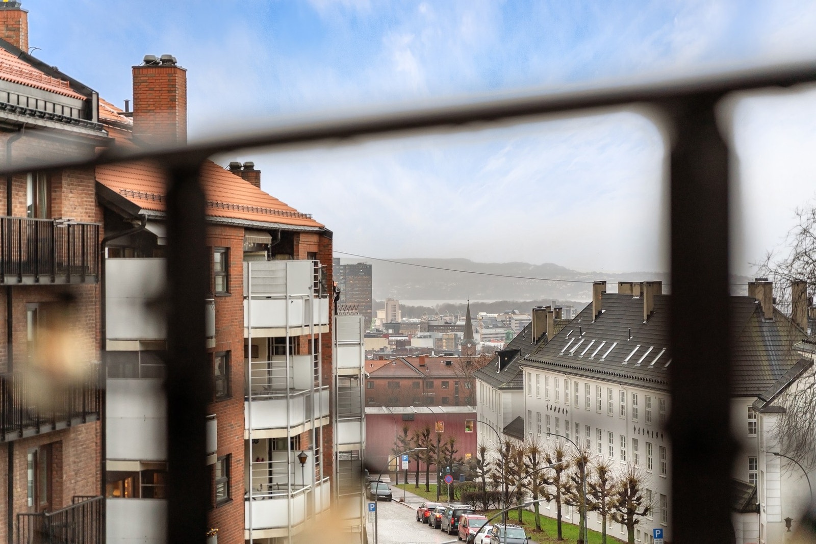 Flott utsikt mot byen og fjorden. Galleribilde