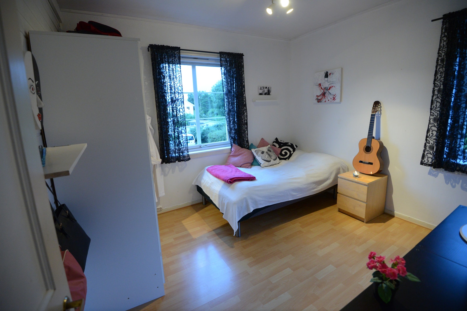 Hybel 2 med god plass til seng og pult i eget hjørne Galleribilde