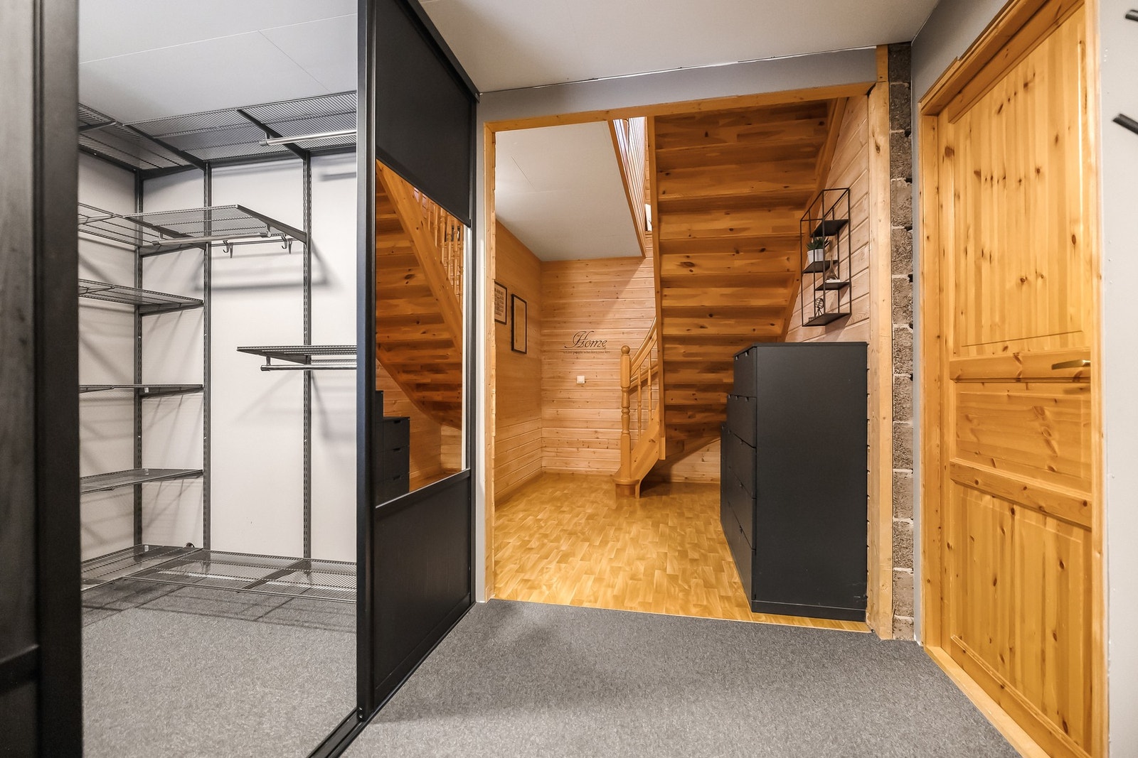 Her er det praktiske skyvedører som gir adkomst til omkledningsrom. Galleribilde