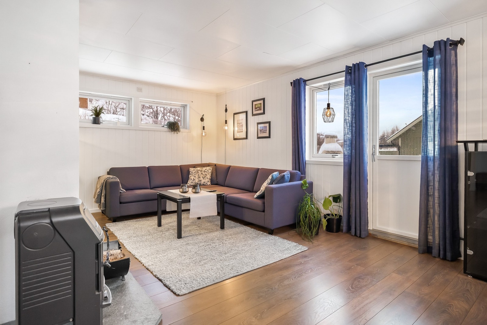 Boligens stue har god plass til ulike møbleringssoner. Galleribilde