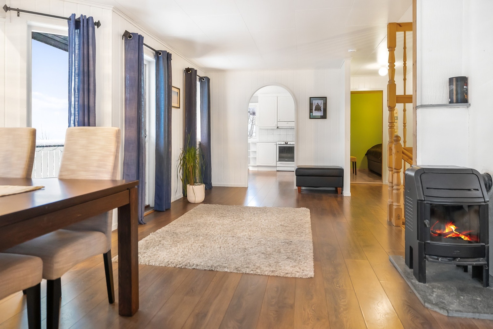 Det er montert vedovn for hyggelig oppvarming på kjølige dager. Galleribilde