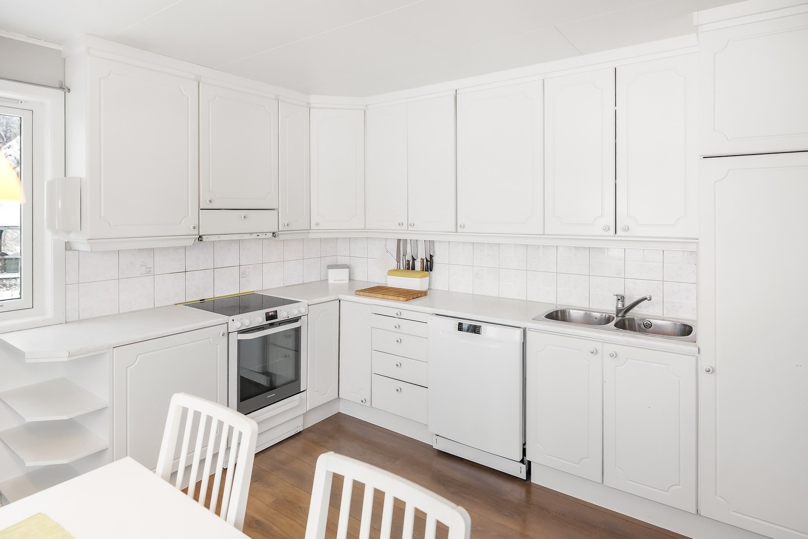 Innredning med profilerte fronter og benkeplate av laminat. Galleribilde