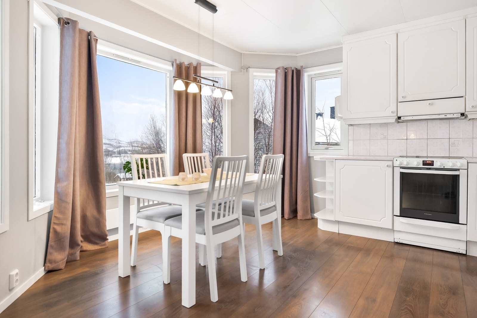 Det er god plass til et spisebord med tilhørende stoler - et naturlig samlingspunkt for hyggelige måltider. Galleribilde