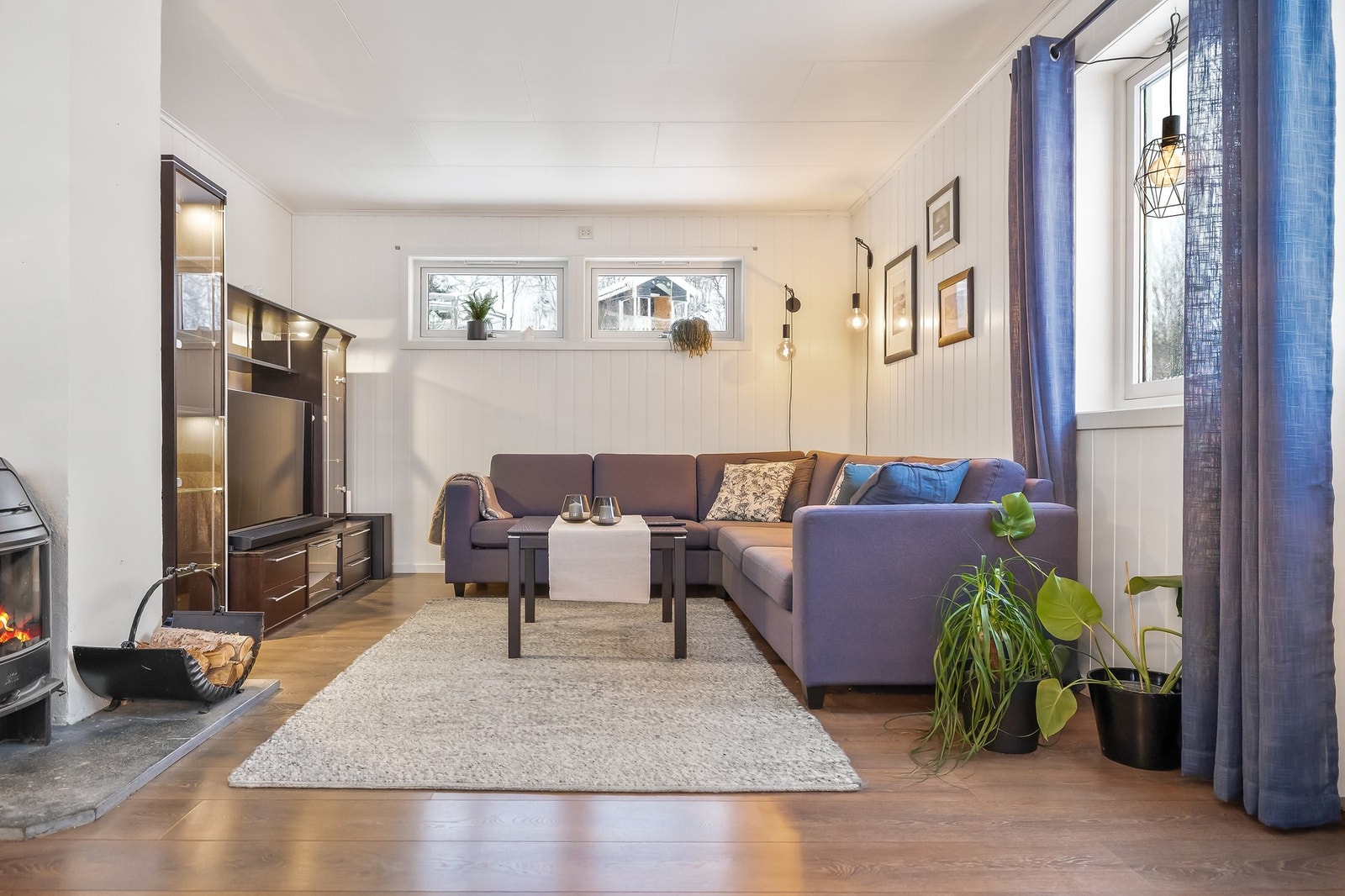 De lyse overflatene kombinert med de store vindusflatene gir en luftig atmosfære. Galleribilde