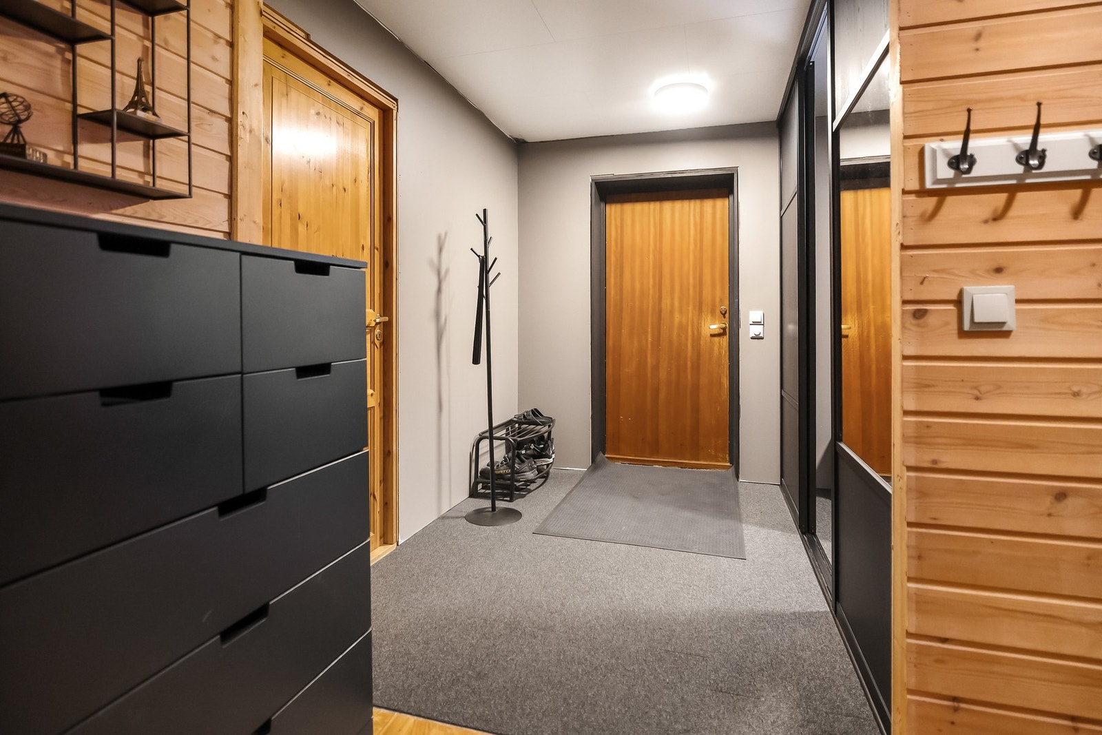 Vel inne blir du møtt av en praktisk gang med god plass til å henge fra seg. Galleribilde