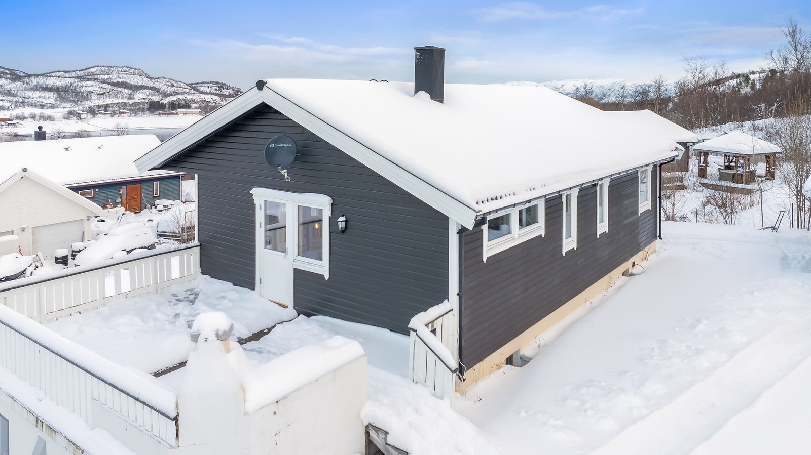 Boligen har et flott uteområde med to balkonger. Galleribilde