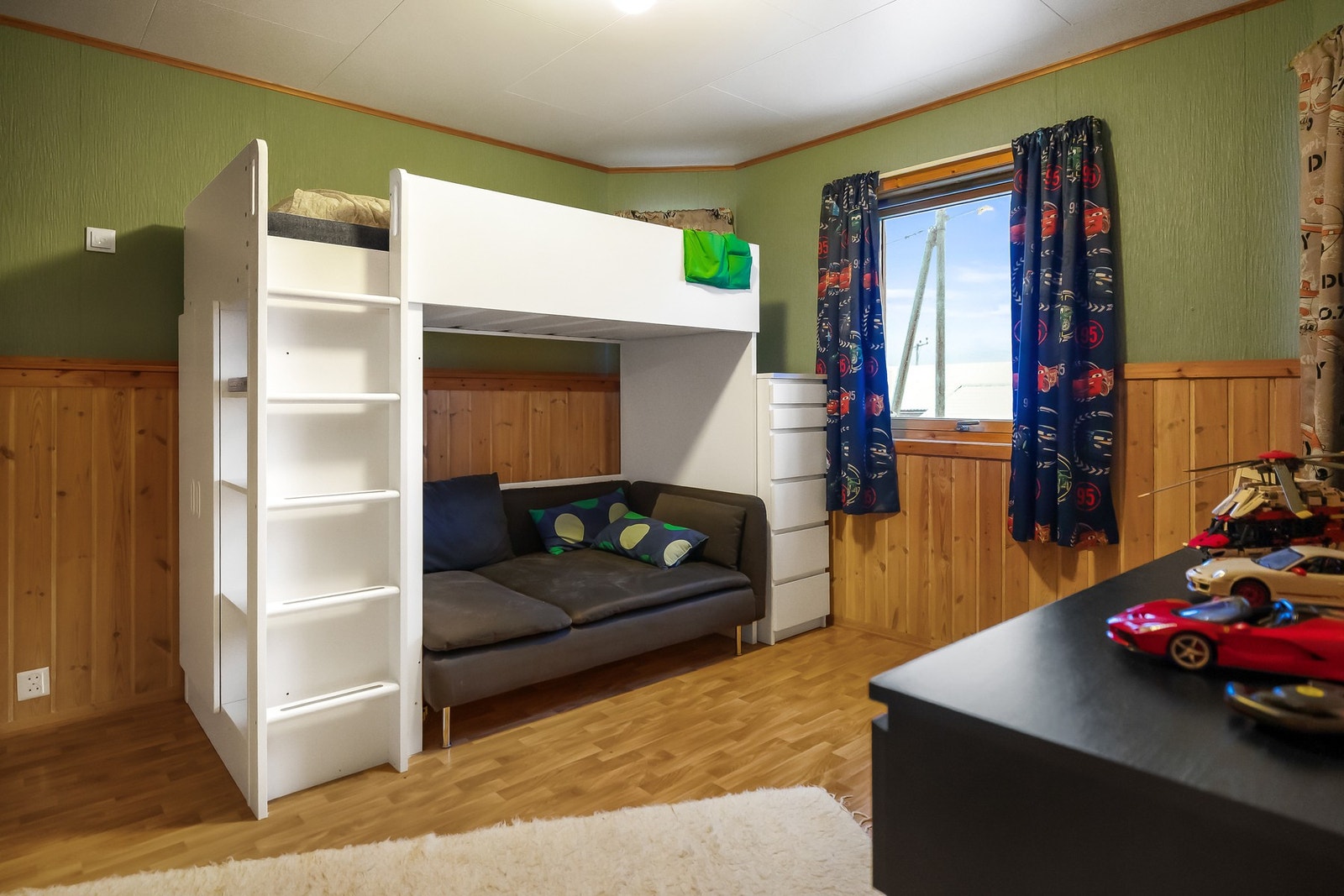 Begge soverommene har god plass til seng, nattbord og annet ønsket møblement. Galleribilde