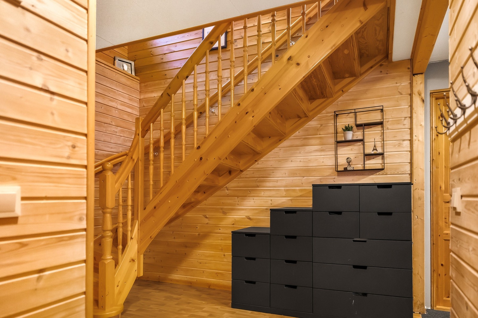 Under trapp er det god plass til ulike oppbevaringsløsninger. Galleribilde