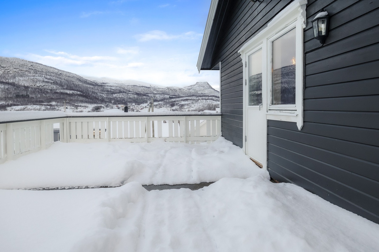 Her er det god plass til en sittegruppe og grill. Galleribilde