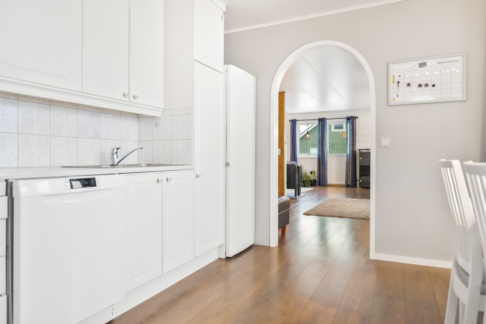 Det er frittstående komfyr, oppvaskmaskin og kjøleskap. Galleribilde