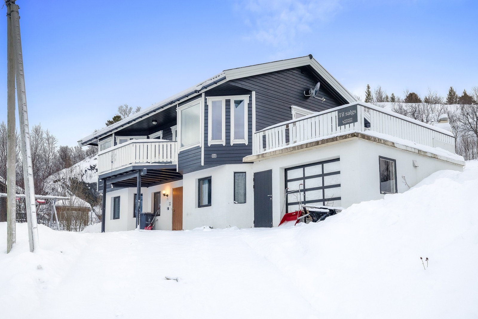 Det er integrert garasje og gode parkeringsmuligheter på egen tomt. Galleribilde