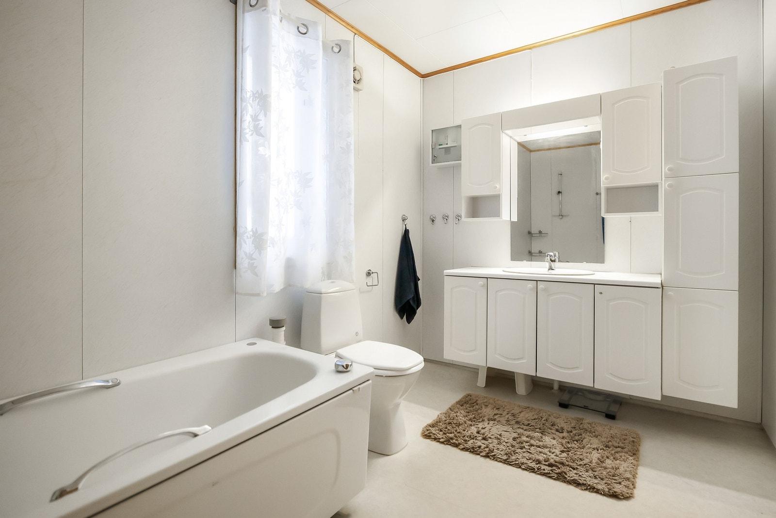 Baderommet har vegghengt servantinnredning med speil med overlys. Galleribilde