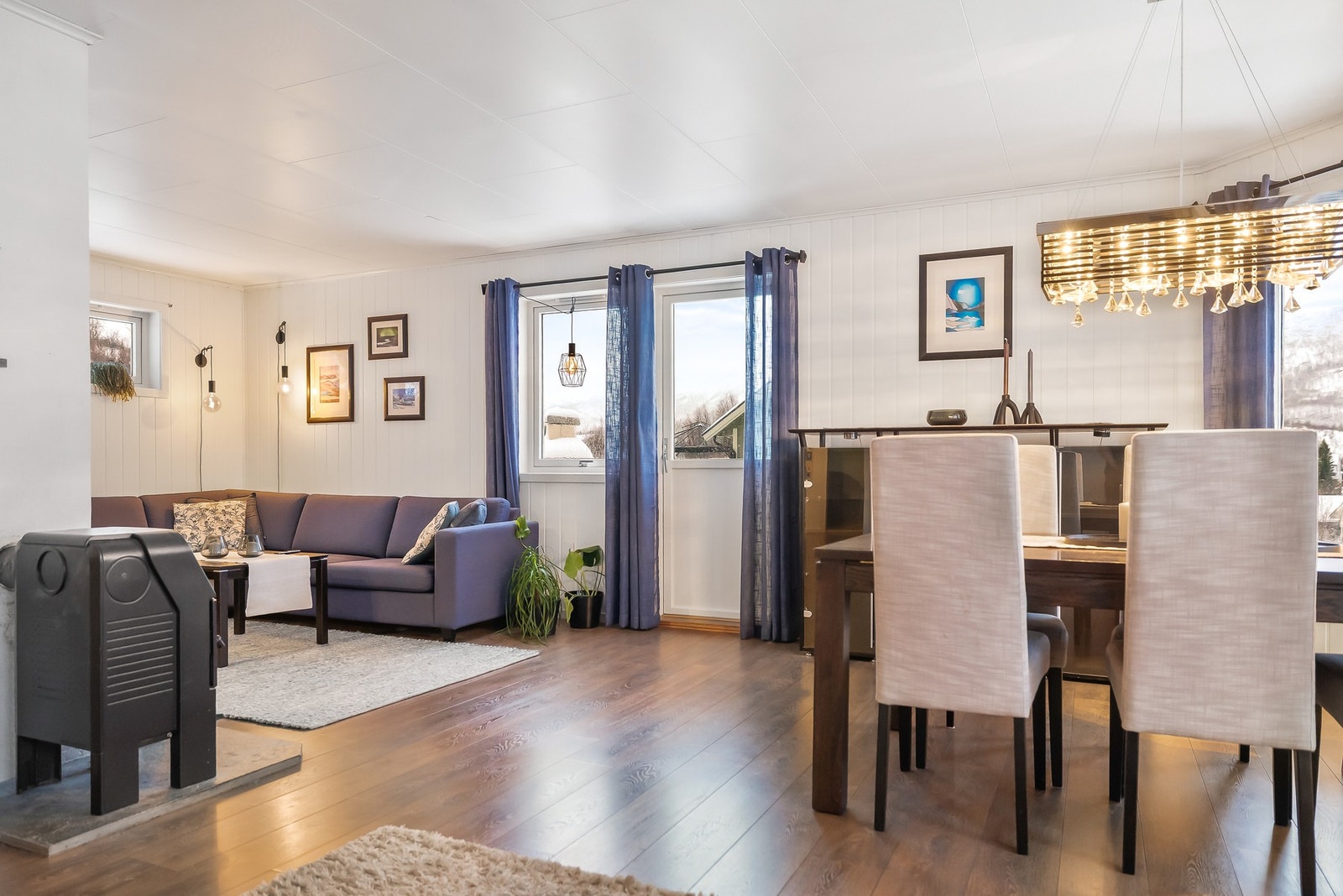 Fra stue er det utgang til en trivelig balkong. Galleribilde