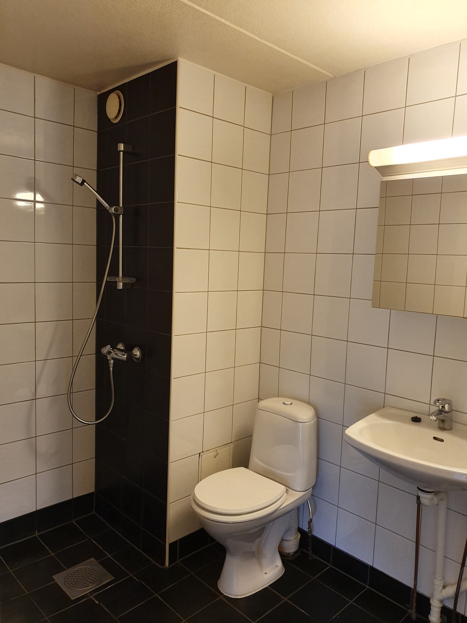 Bad med opplegg for vaskemaskin Galleribilde