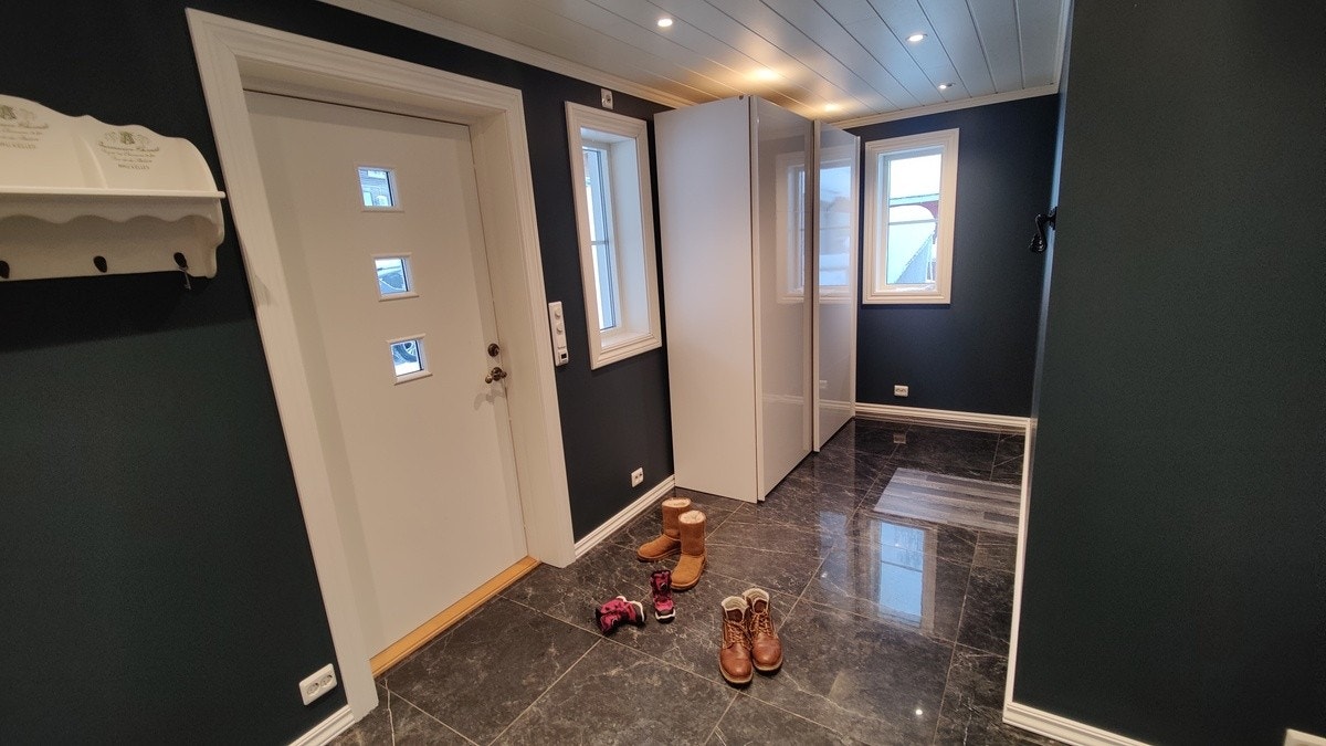 Skap er listet inn og blir stående. Galleribilde