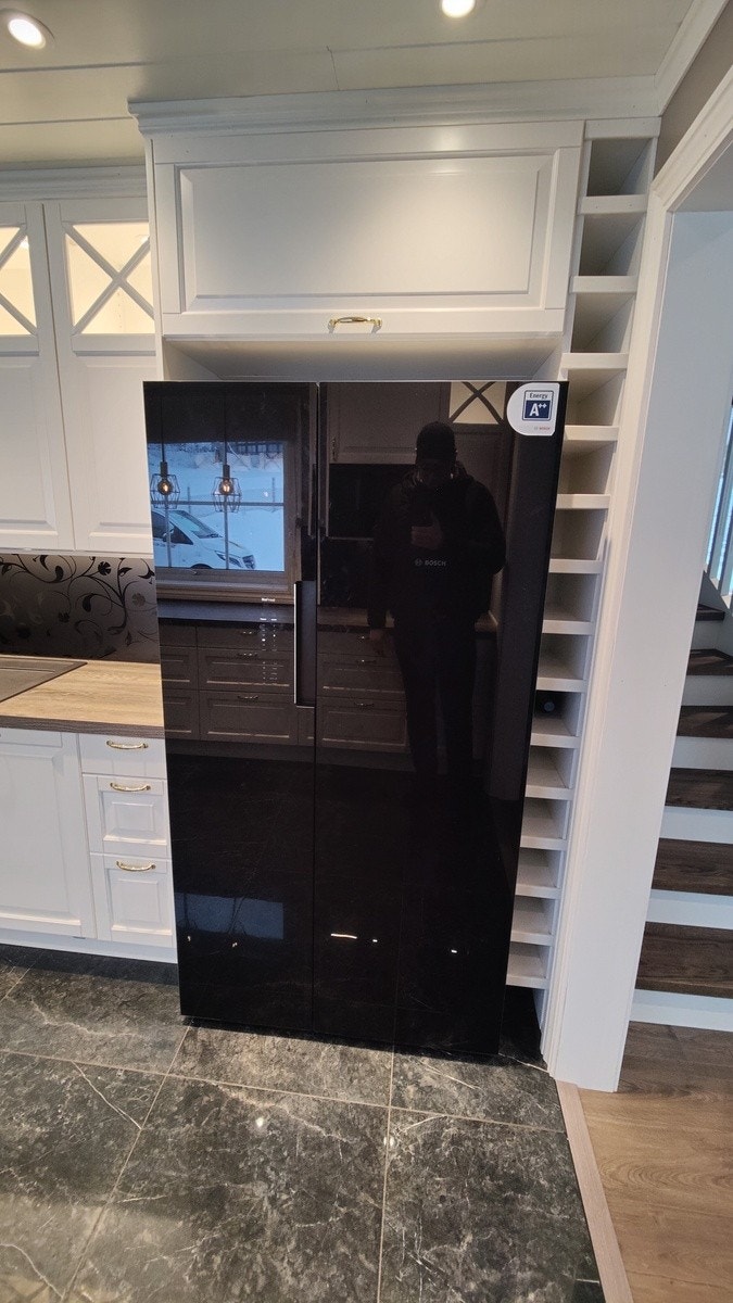 Kjøleskap med frysedel på venstre side. "Vinhylle" til høyre. Galleribilde