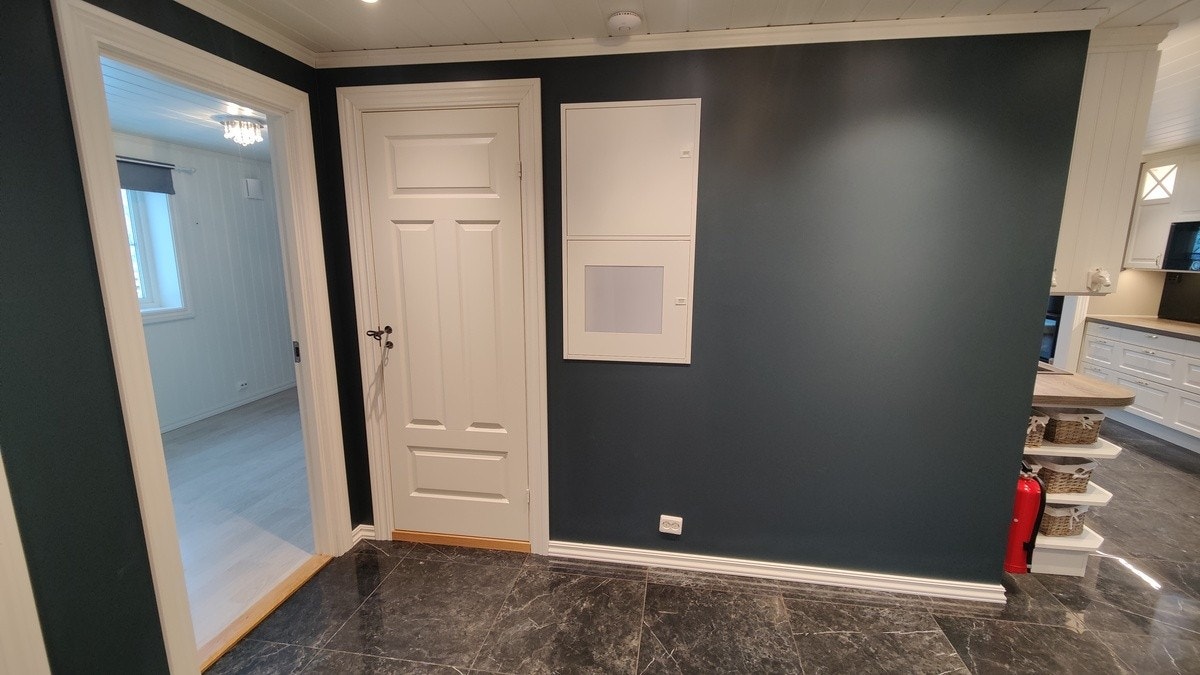 Nytt bad blir rett frem, Soverom 2 innerst til venstre. Sikringsskap med integrert rom for internett. Galleribilde