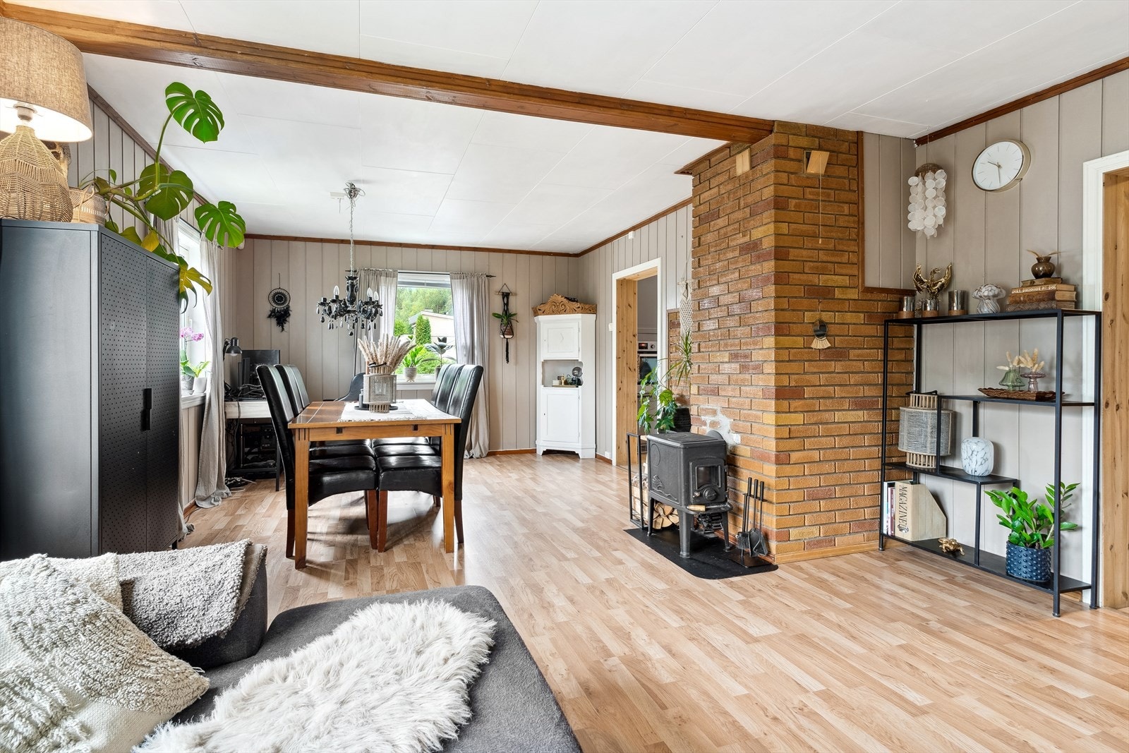 Fra stua mot spisestue og kjøkken. Galleribilde