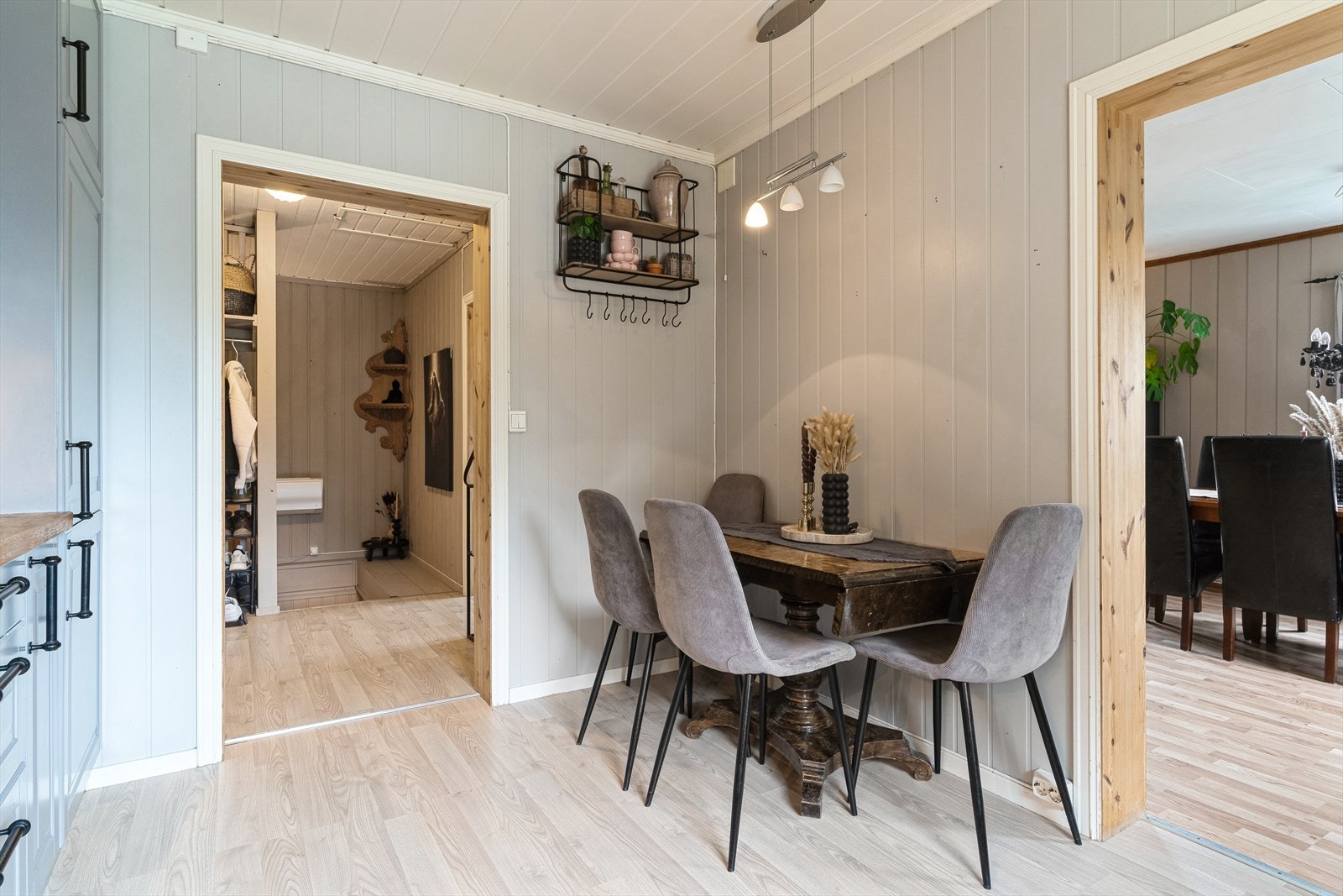 Man har og plass til et mindre kjøkkenbord her. Galleribilde