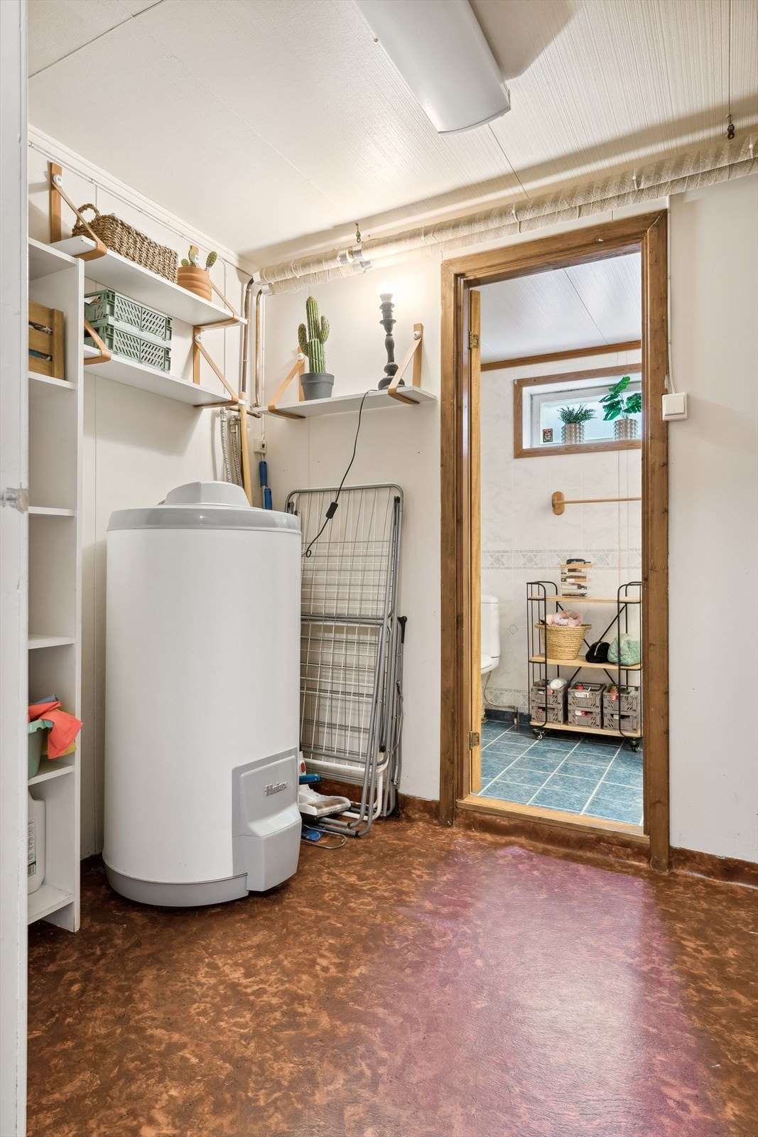 Det er også et eget vaskerom i kjelleretasjen. Man må gå igjennom dette rommet for å komme til badet. Galleribilde