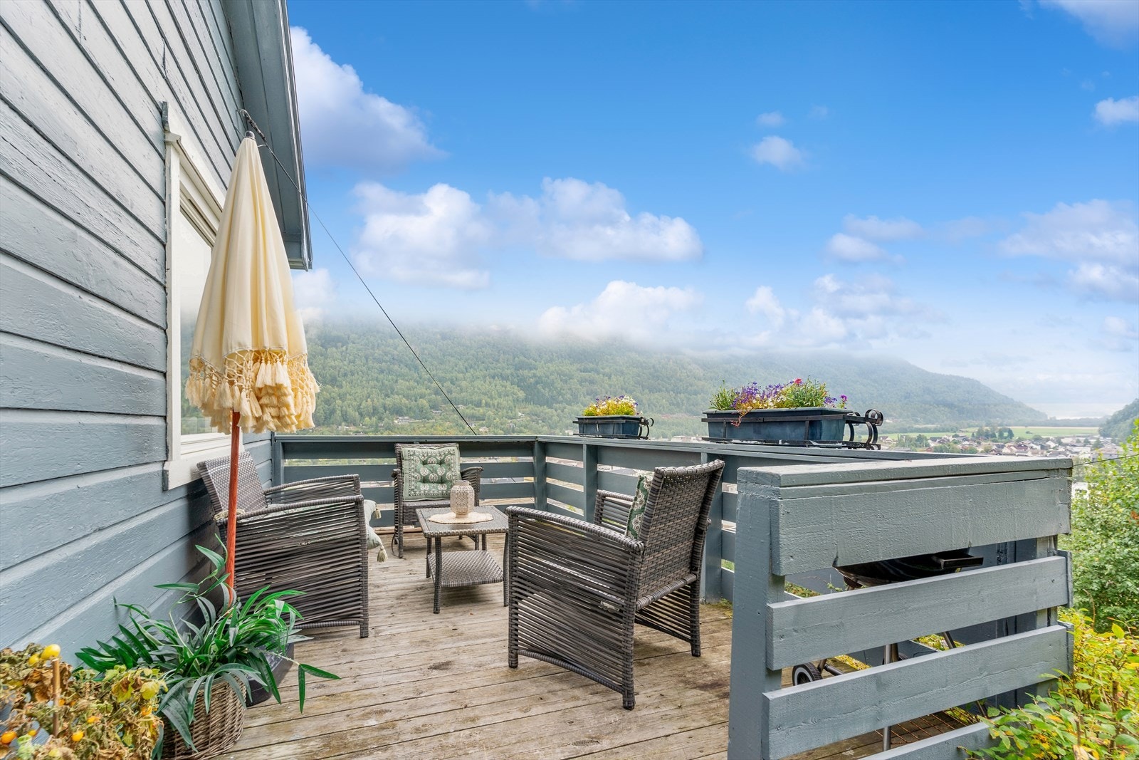 Boligen har en terrasse som er vendt mot Otta sentrum. Galleribilde