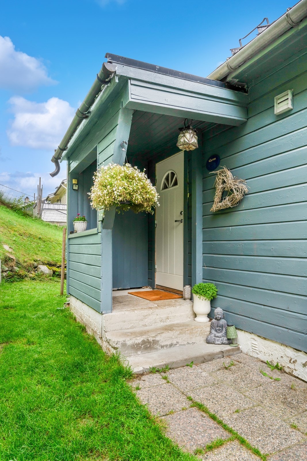 Hyggelig inngangsparti på oversiden av eiendommen. Galleribilde