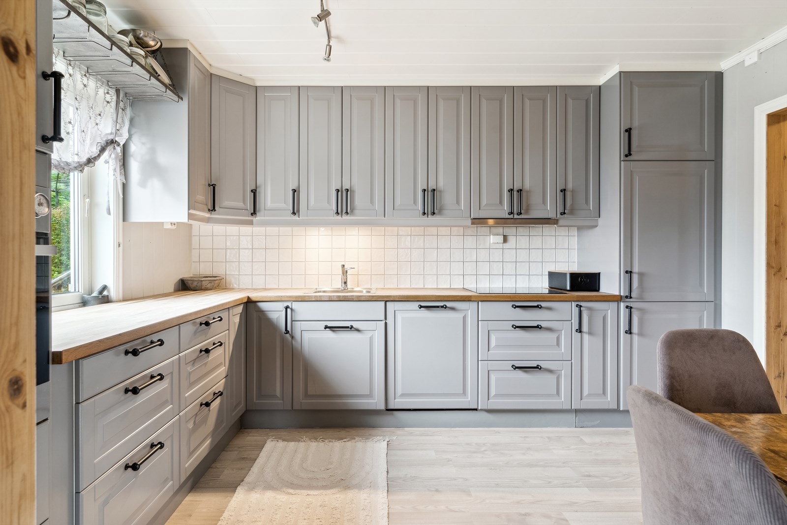 I boligen er det et stort og fint kjøkken, med takhøye skap. Galleribilde