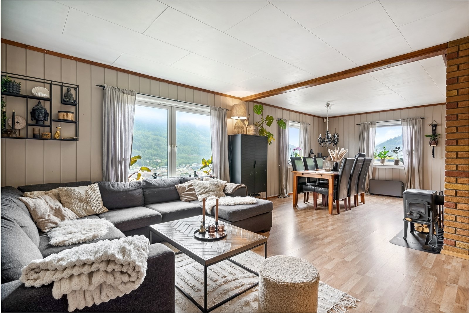 Fra entréen kommer man inn til en stor og romslig stue. Galleribilde