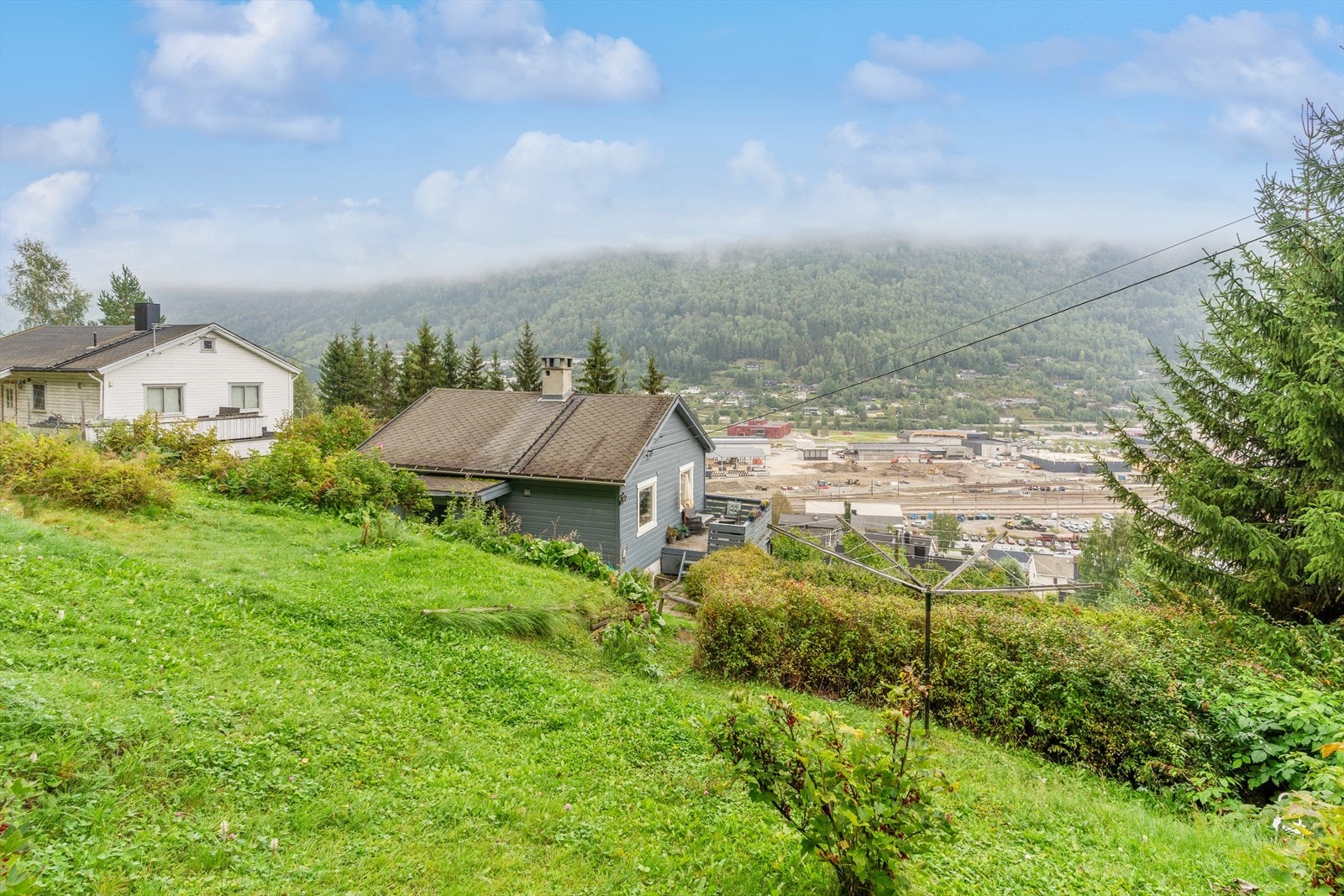 Eiendommen ligger på en stor og flott selveiertomt som er opparbeidet med plen, trær og busker. Galleribilde