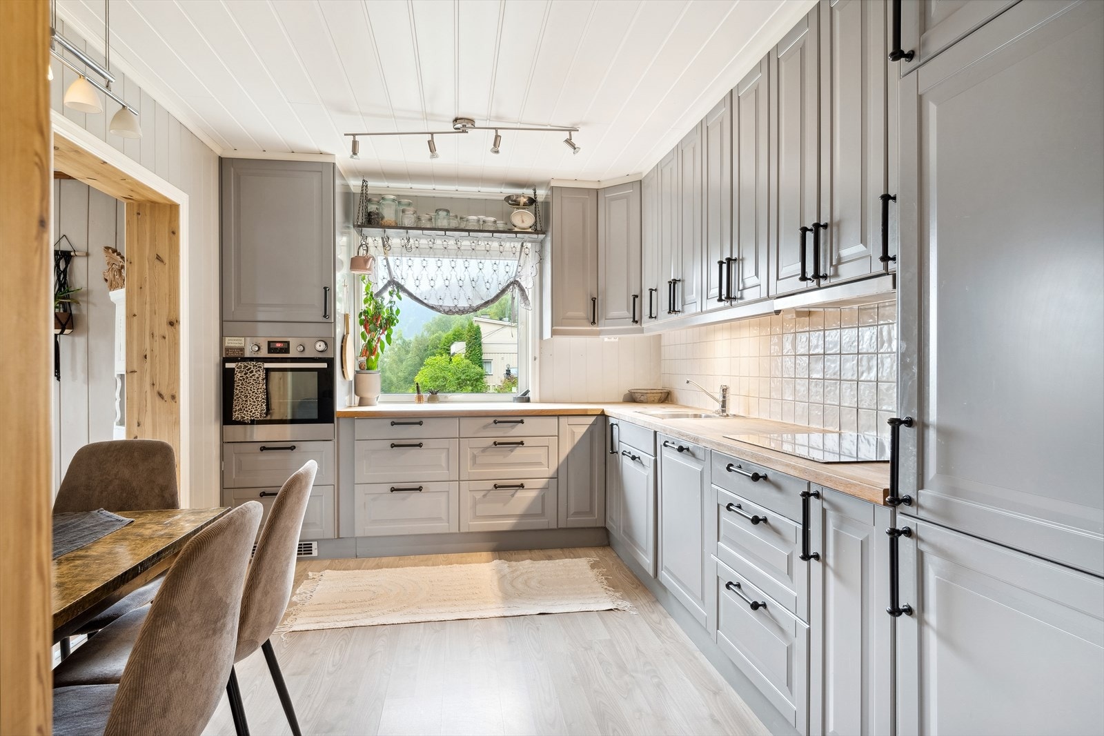 Kjøkkenet har god plass til både oppbevaring og matlaging. Galleribilde