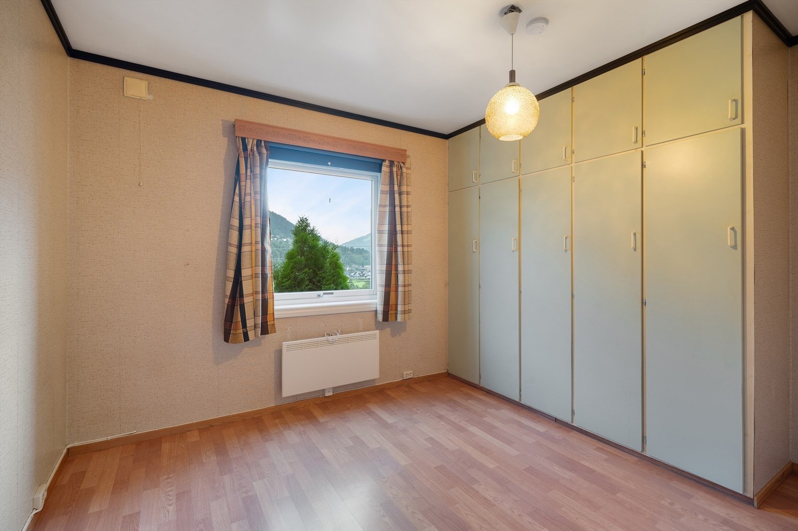 Det er tre store og gode soverom i boligen, alle disse er plassert i underetasjen. Galleribilde