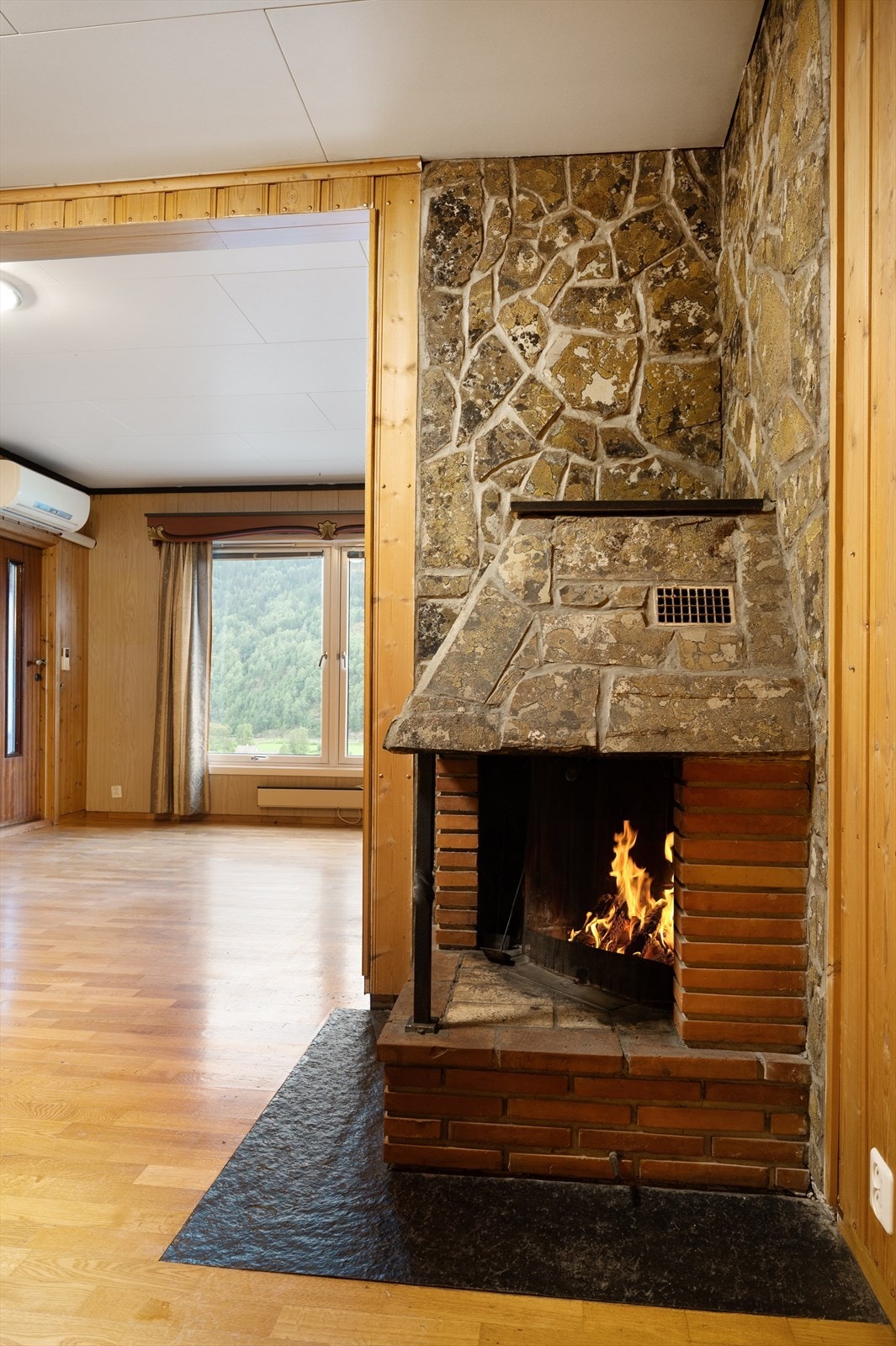 I stuen er det også en peis. Galleribilde