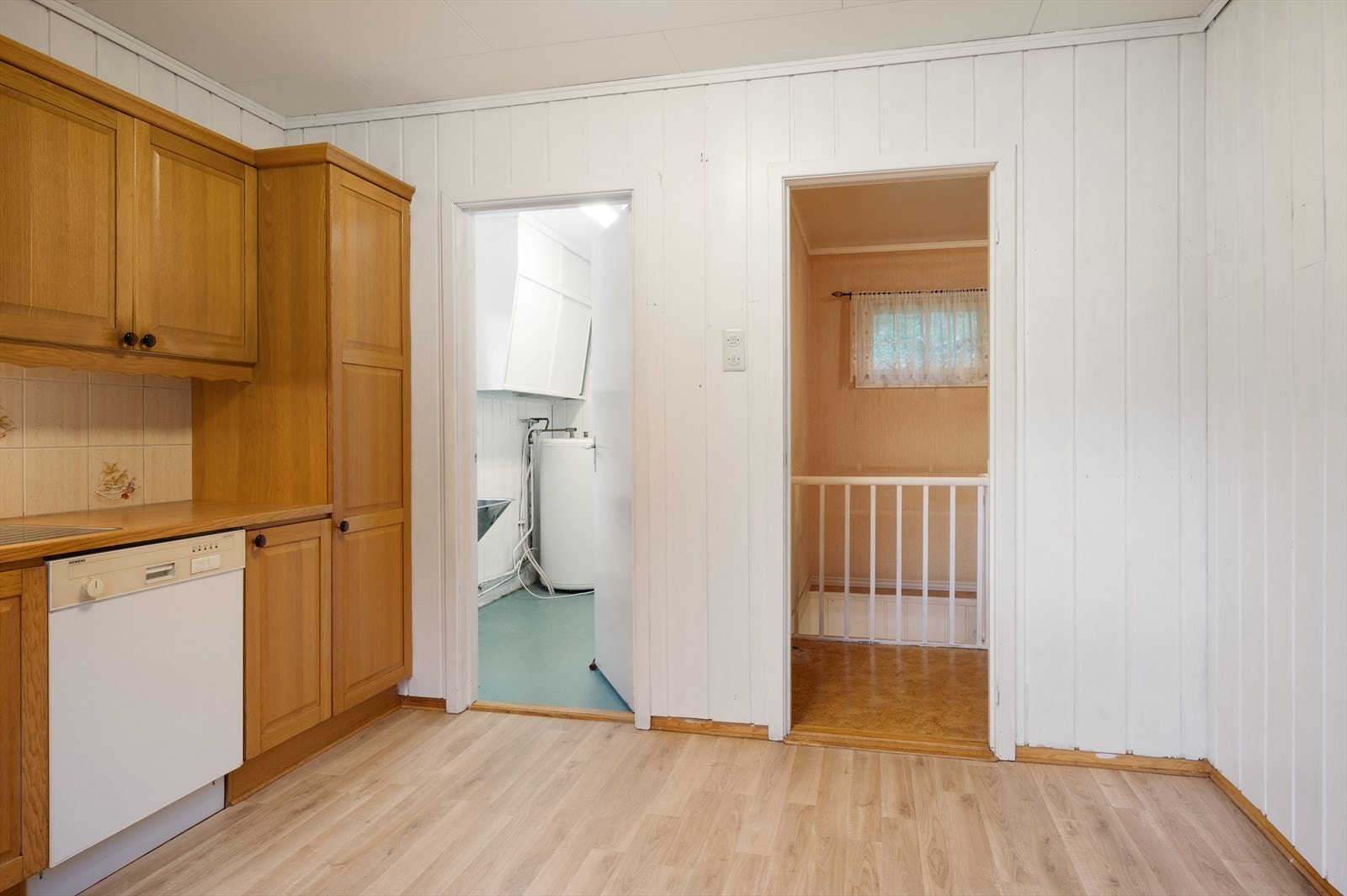 Innenfor kjøkkenet er det et eget vaskerom. Galleribilde